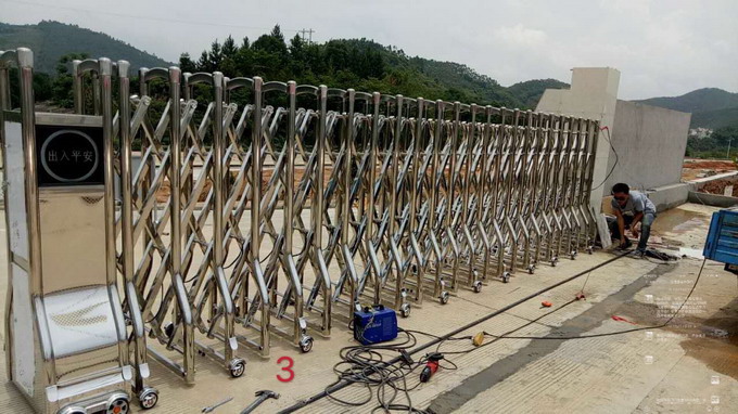 不鏽鋼（gāng）伸縮門