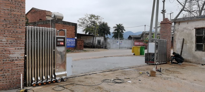 不鏽（xiù）鋼伸縮門