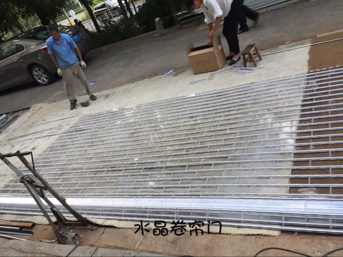 水晶卷（juàn）帘门安装.jpg